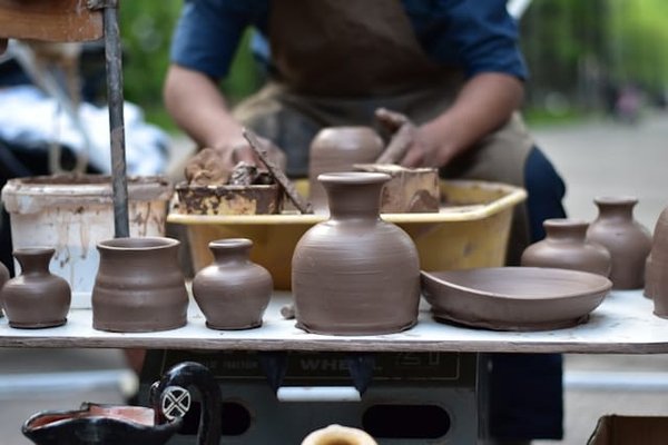 Comment créer un atelier de poterie à la maison pour les enfants, avec des projets simples et amusants ?